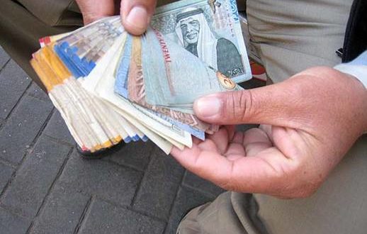 الحكومة: معونة شهرية لمن تقل رواتبهم