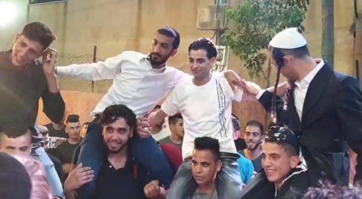 مستوطنون ’فوق الأكتاف‘ خلال عرس برام