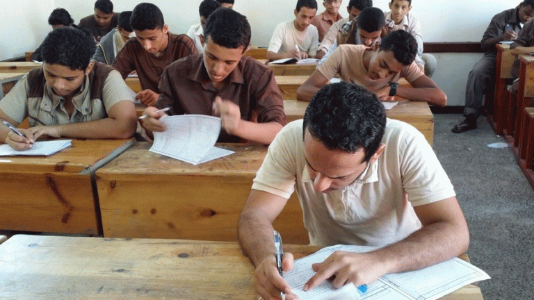 القبض على 4 أشخاص سربوا امتحانات