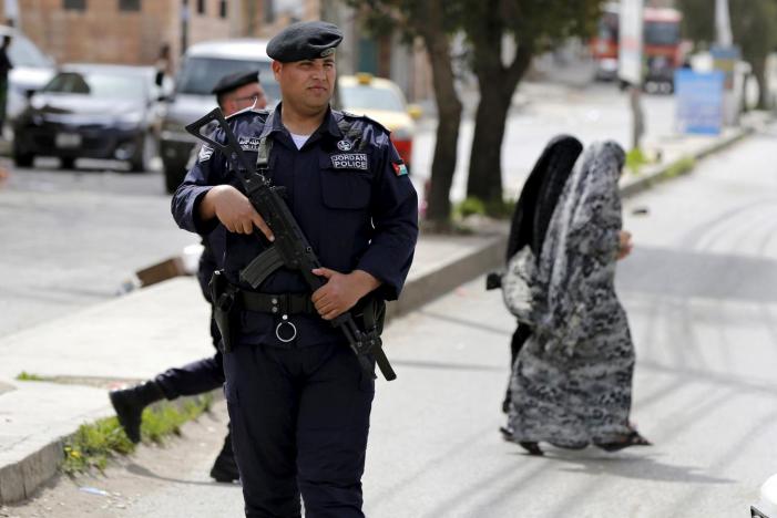 ورقة معلقة على باب منزل في