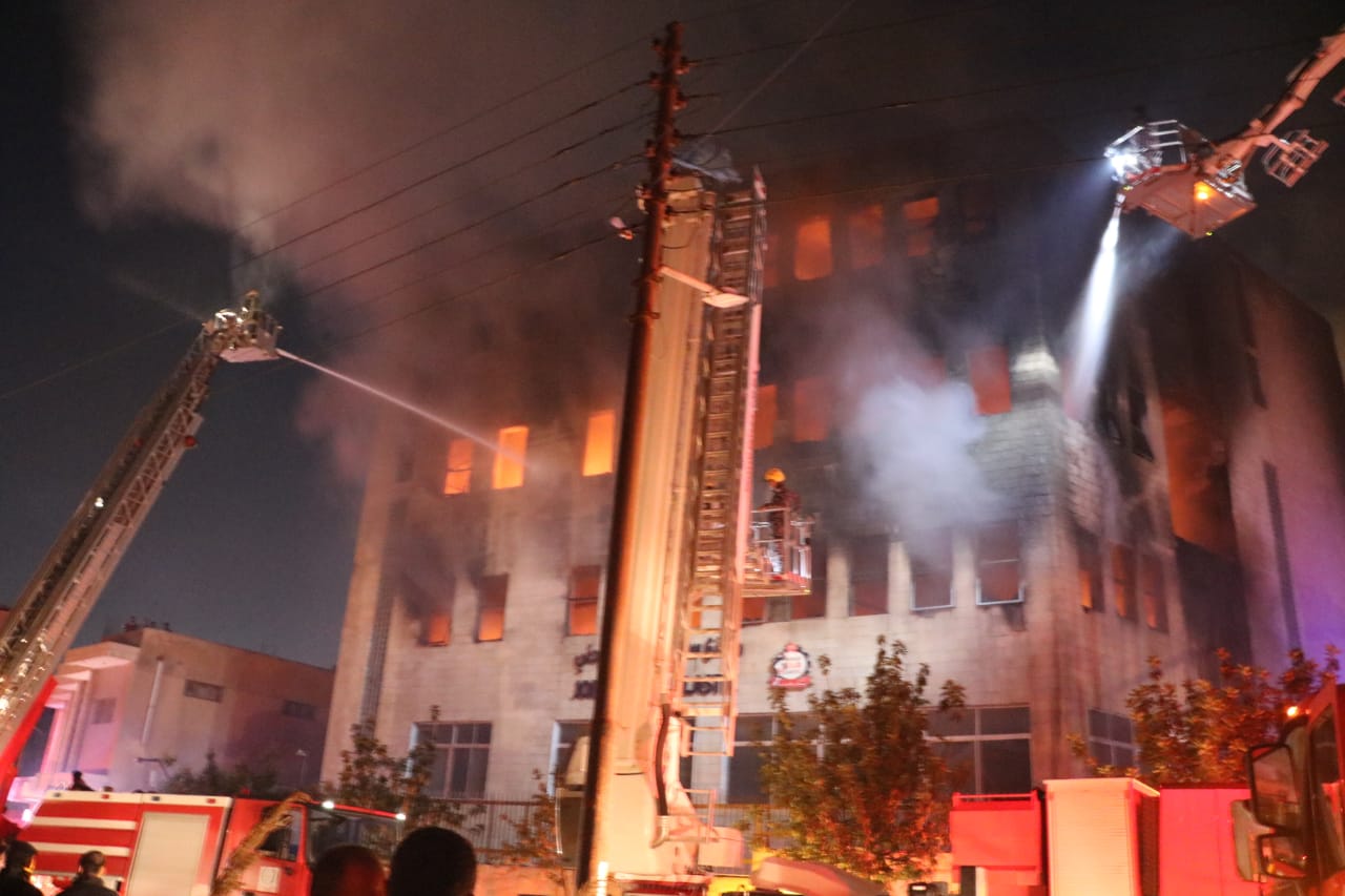 الدفاع المدني يخمد حريق مصنع للبلاستيك