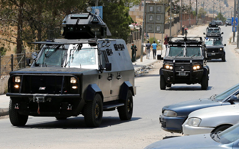 قوة امنية تداهم منزلا في العقبة