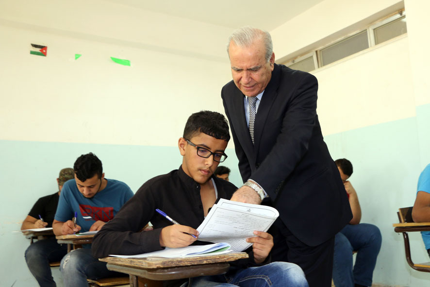 المعاني يتفقد سير امتحان التوجيهي في