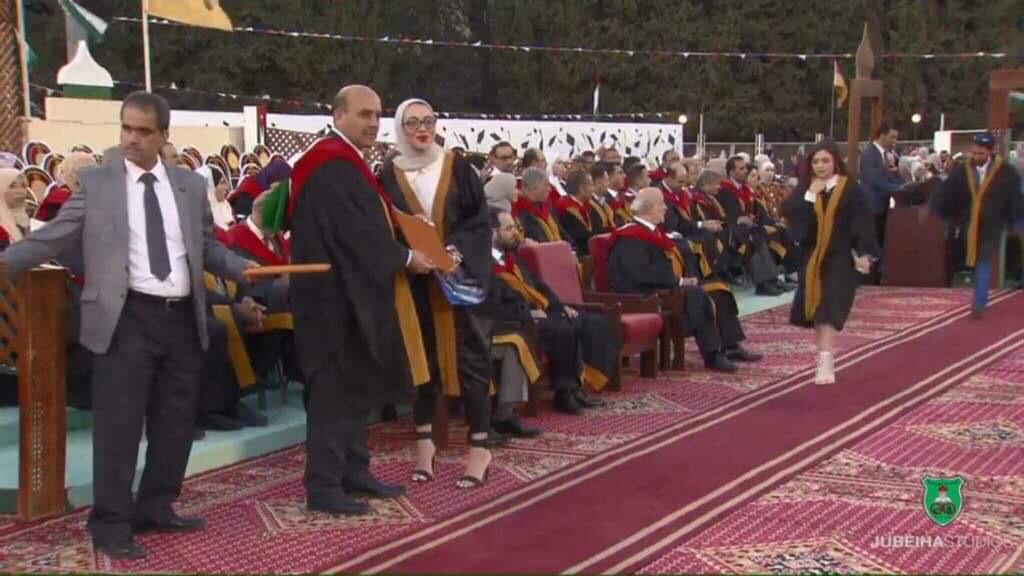 رخاء الغثيان.. مبروك التخرج