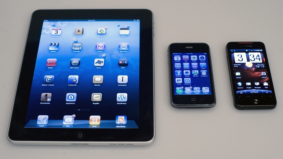 ضوء شاشات الهواتف الذكية يعجل بشيخوخة