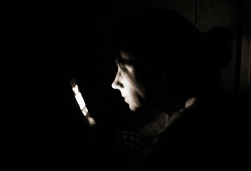 ضوء شاشات الهواتف له تأثير خطير