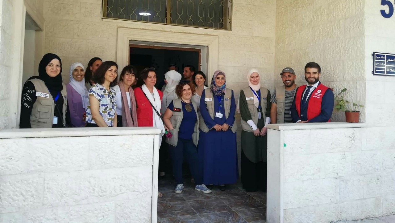 وفد إسباني يزور معهد العناية بصحة