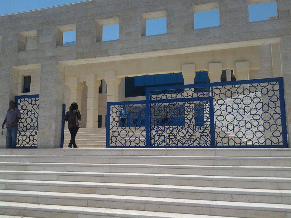 التلهوني يتفقد محكمة الزرقاء عقب اندلاع