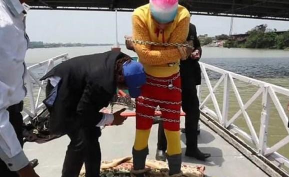 ساحر يفشل في تحرير قيوده بعد