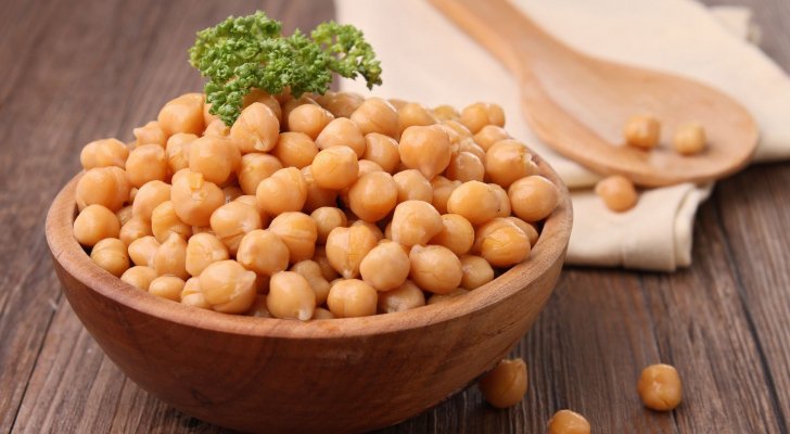 ضبط 11 طنا من الحمص الفاسد