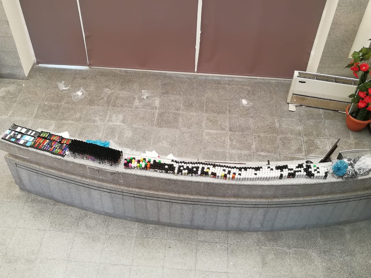 الجمارك تحبط تهريب 3500 سيجارة إلكترونية