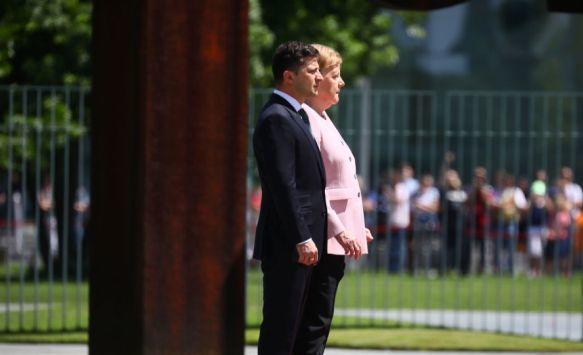 الرعشة تصيب ميركل خلال لقائها الرئيس