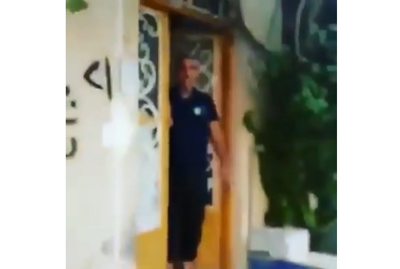 عراقي يطرد أمه حافية القدمين ويطلب