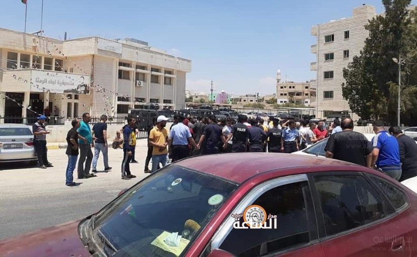 «البحارة» يعتصمون امام متصرفية لواء الرمثا