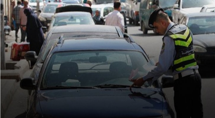 محافظ جرش يكرم وكيل سير لمخالفته