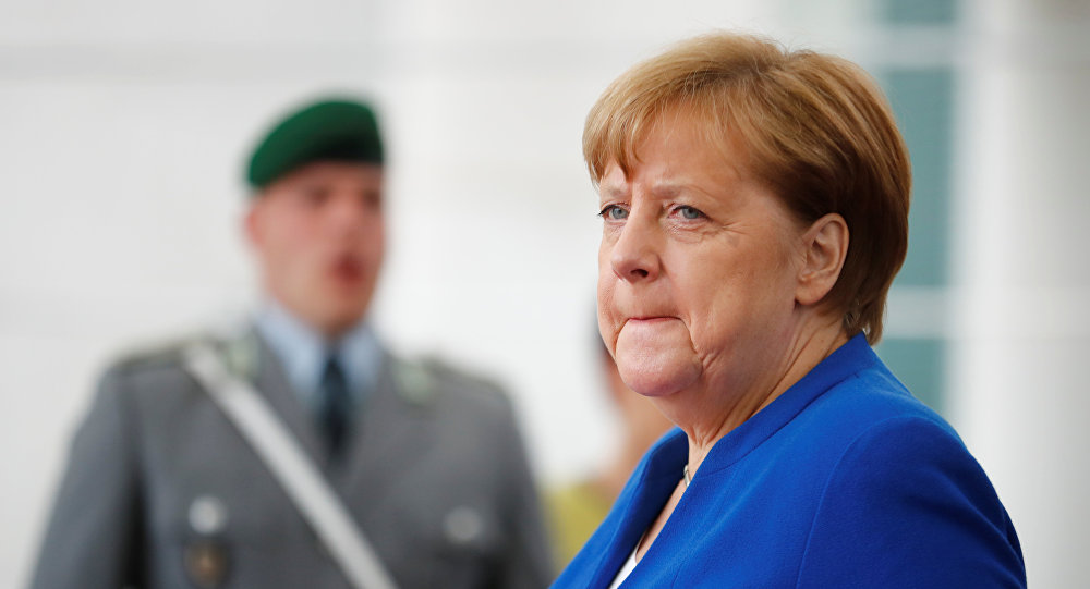 أطباء يقيمون الوضع الصحي لميركل بعد