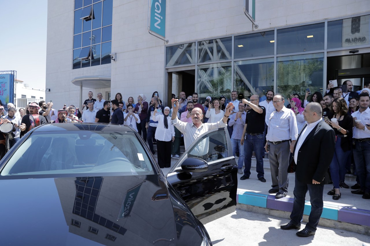 العدوان يسلم حسن «سيارة زين»