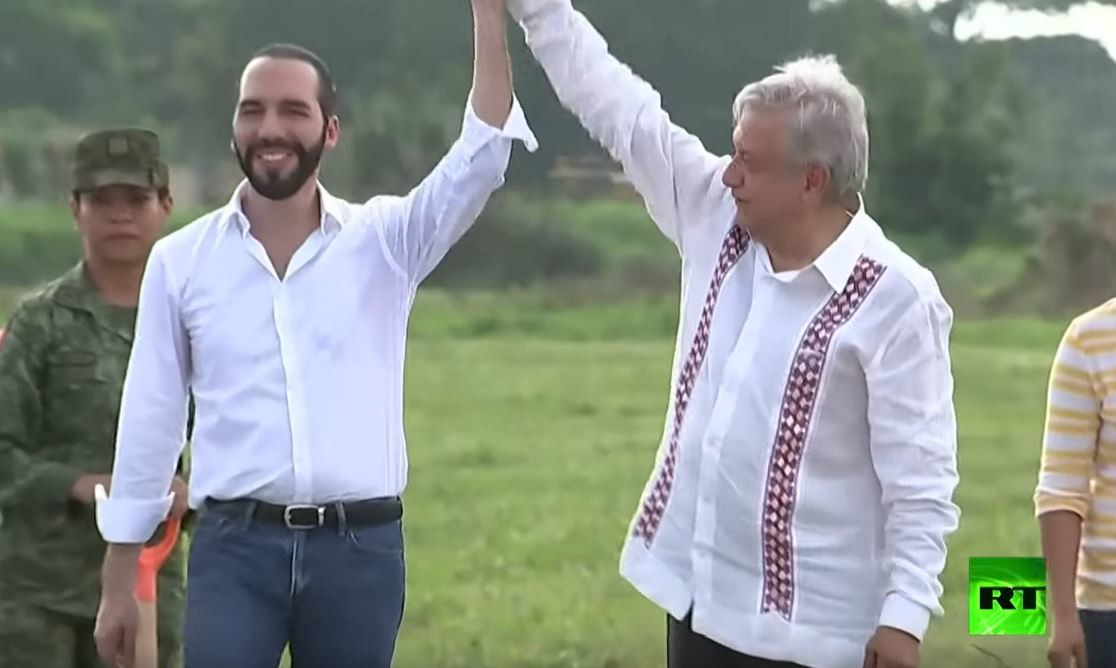 الرئيس المكسيكي يفاجئ رئيس السلفادور الفلسطيني