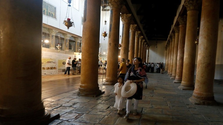 الفلسطينيون يكتشفون جرنا معموديا من القرن