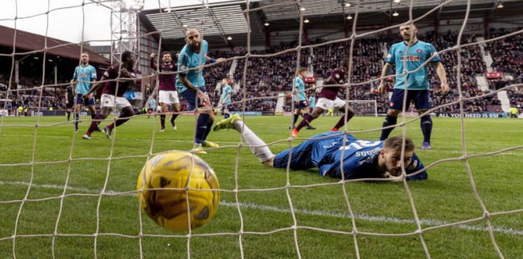 سقوط طريف لمشجع حاول إعادة الكرة