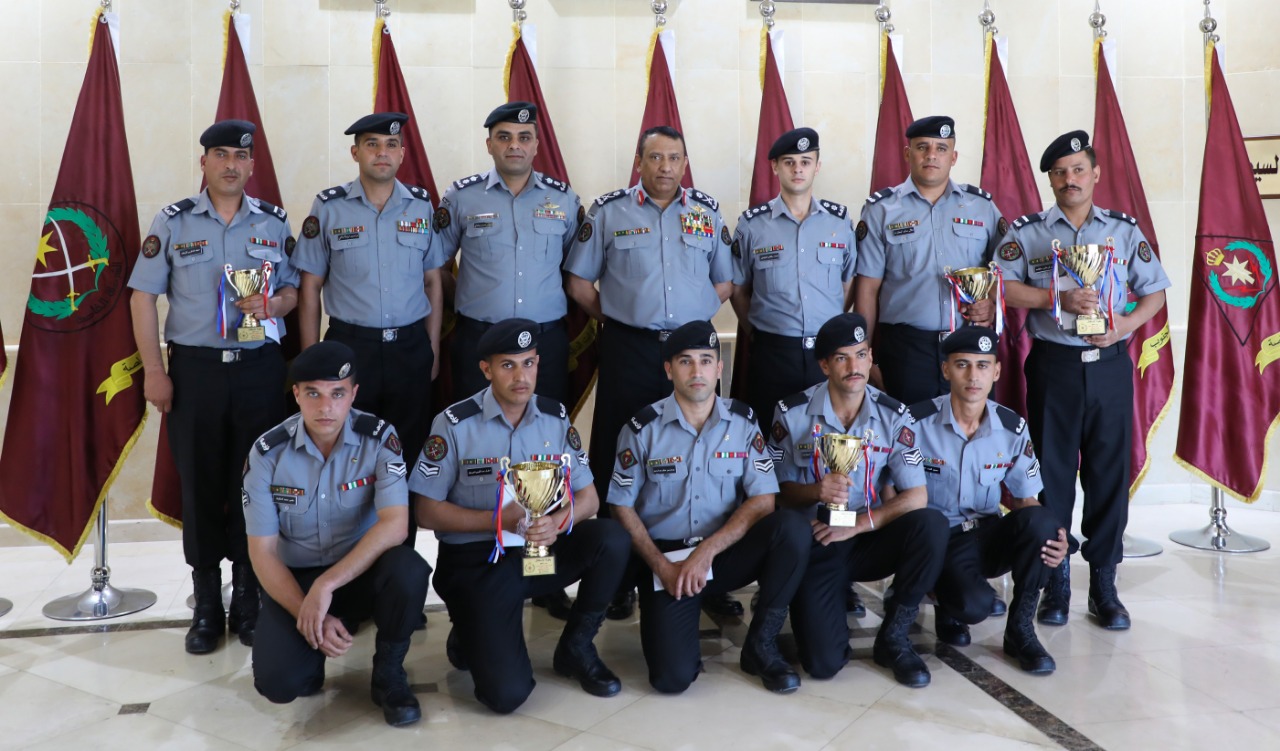 الحواتمة يكرم رماة الدرك الحاصلين على