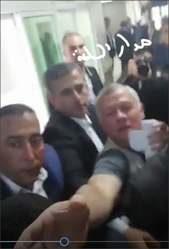 الملك يزاحم مرافقيه لالتقاط أوراق المواطنين