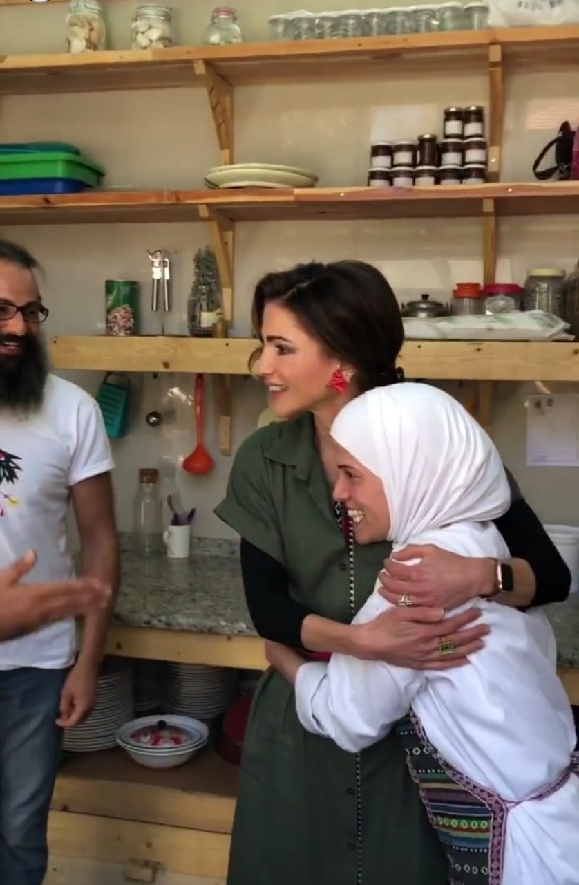 الملكة رانيا العبدالله تزور «مكتبة كون»