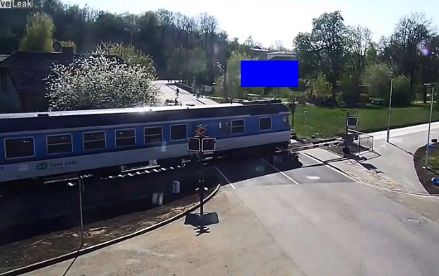 مشهد يحبس الأنفاس.. . مسن يسقط