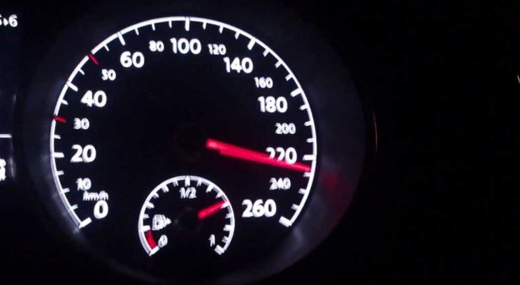 ضبط مركبة تسير بسرعة تصل 228