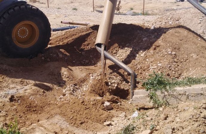 وزارة المياه تردم بئرا مخالفة في