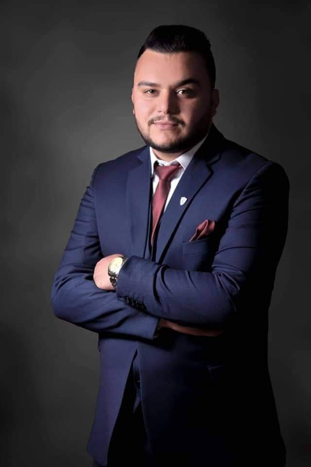 عبد الرحمن الصمادي يهنئ أخاه بتخرج