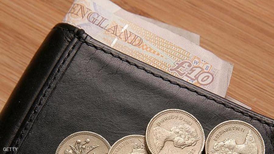 شرطي إنجليزي يسرق محفظة ميت