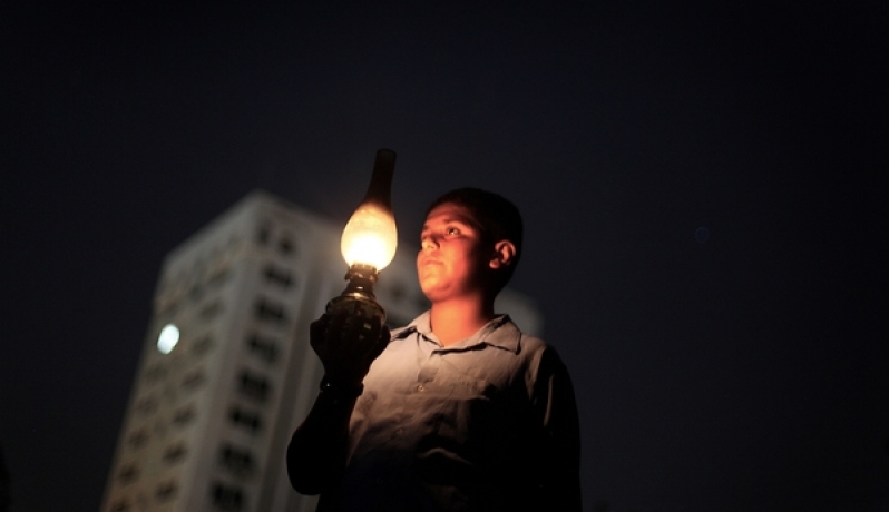 ايقاف احد مولدات الكهرباء بغزة