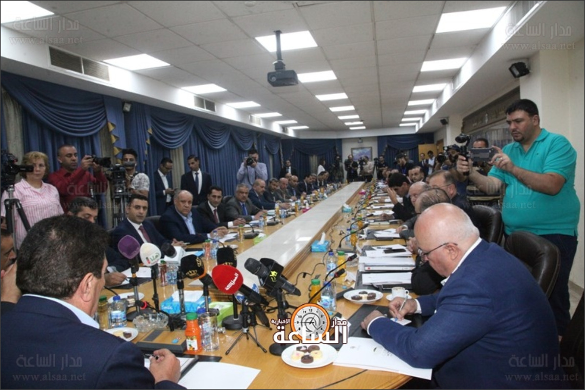 الطراونة يلتقي رؤساء مجالس المحافظات (صور)