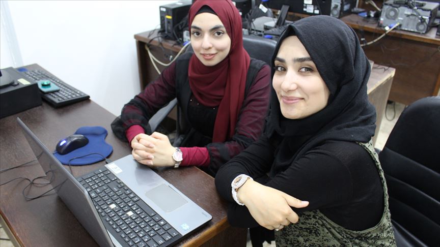 الأردنية ’هناء‘ والسورية ’بشرى‘.. ’تطبيق‘ يعبر