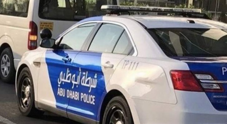 فتاة أوروبية تعتدي بالضرب المبرح على