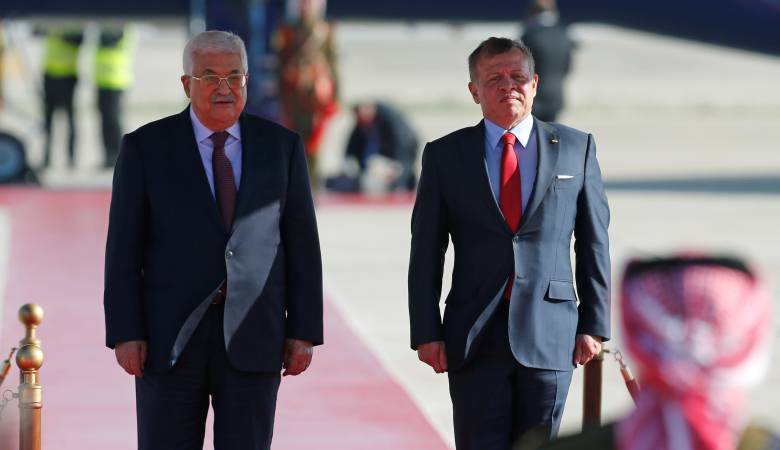 الملك يؤكد لعباس وقوف الأردن الكامل