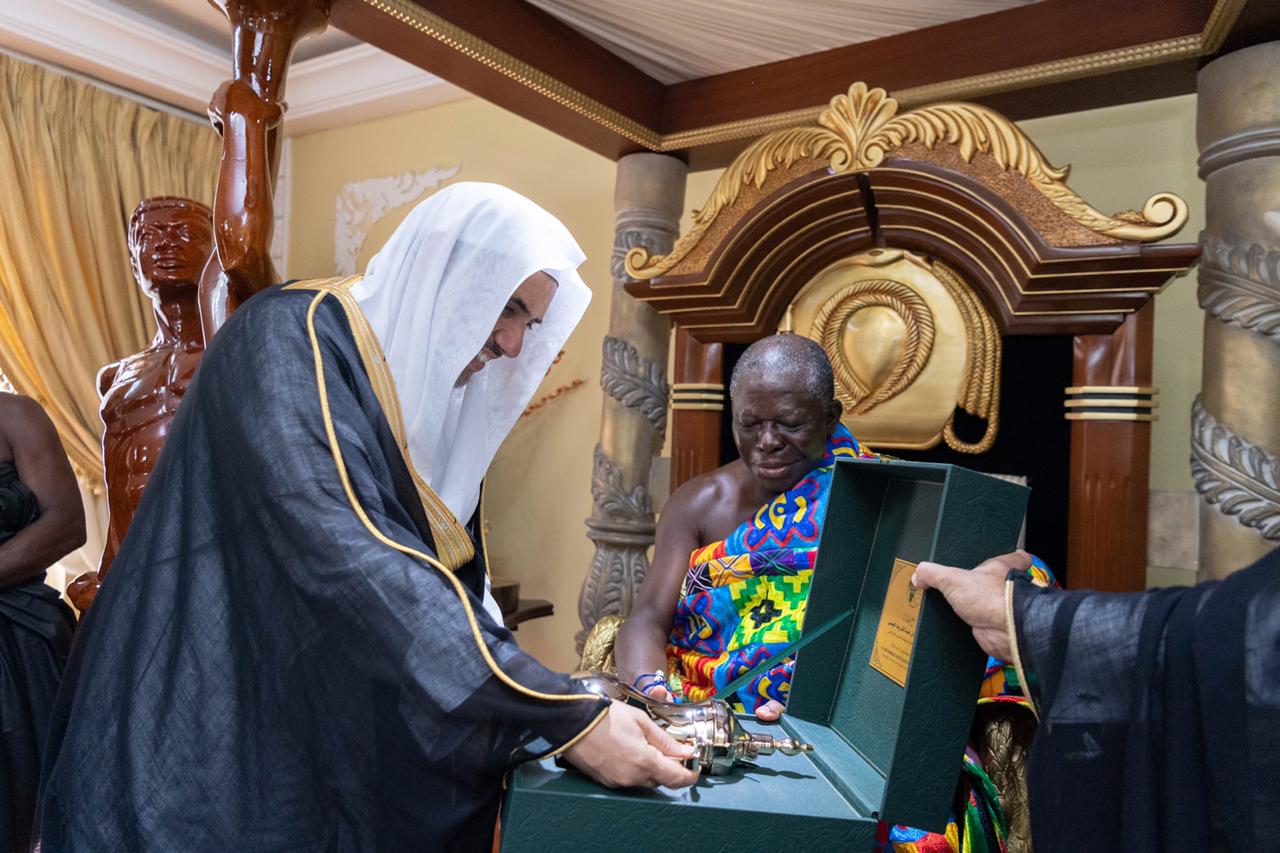 العيسى يلتقي ملك الأشانتي في غانا..