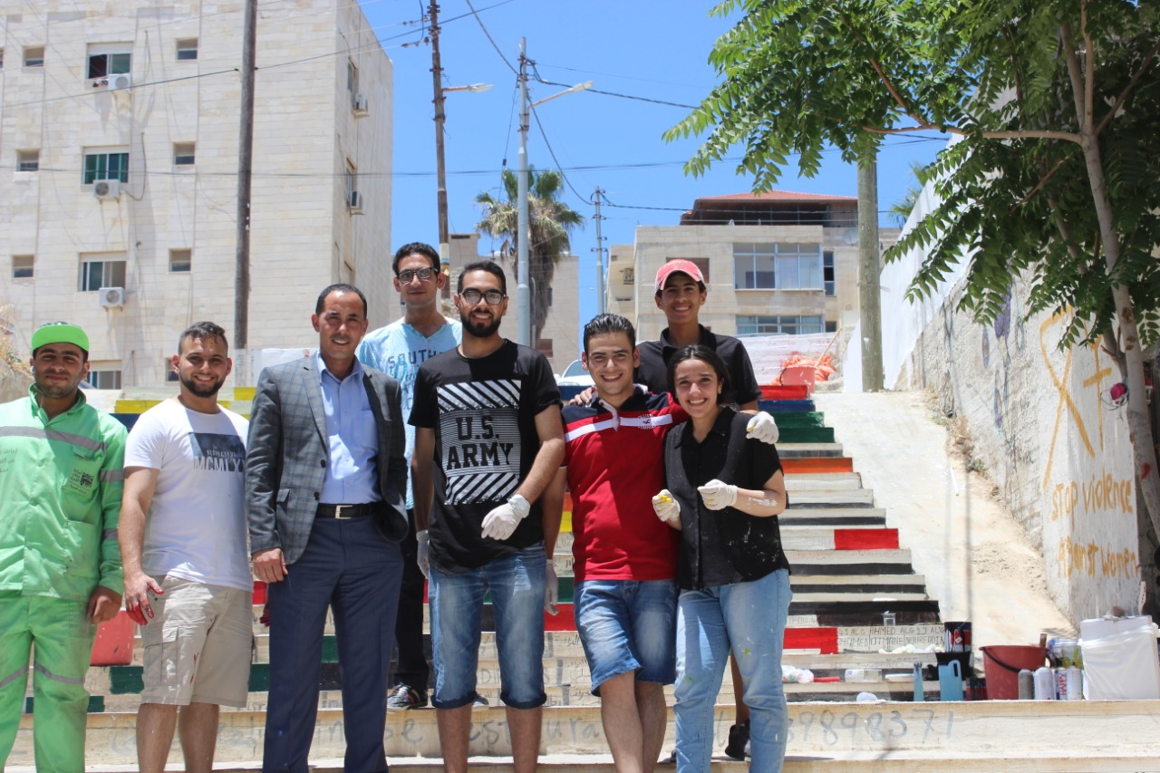 مبادرة شبابية بتجميل الدرج مقابل بوابة