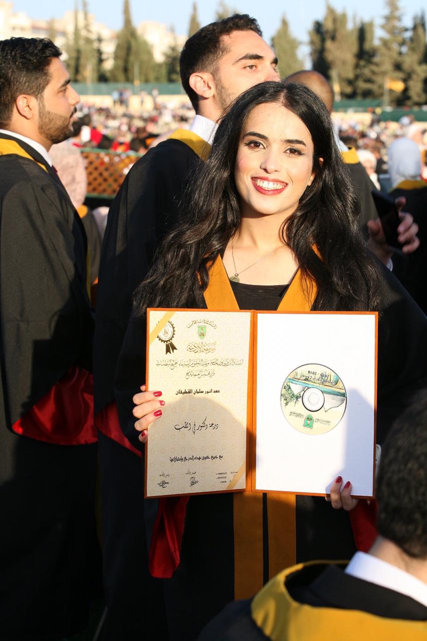 عهد أنور قطيفان.. مبروك التخرج