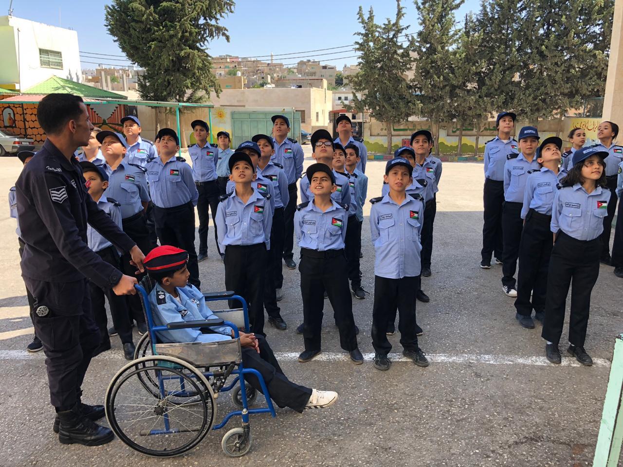 الأمن العام يحقق أمنية طفل (صور)