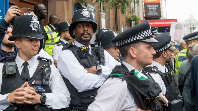 الشرطة البريطانية تلبي رغبة عجوز في