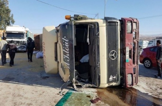 إصابة شخص اثر حادث تدهور شاحنة