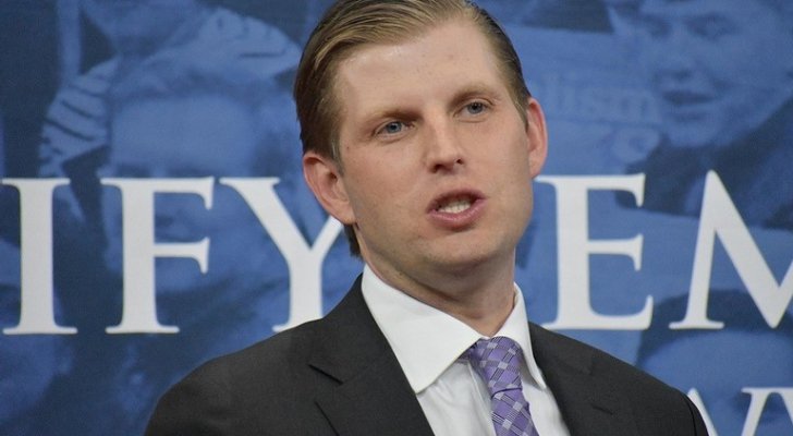 ’موظفة بار‘ تبصق على ابن ترمب