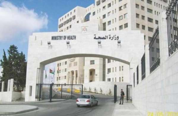 وزارة الصحة تنهي خدمات أطباء وممرضين