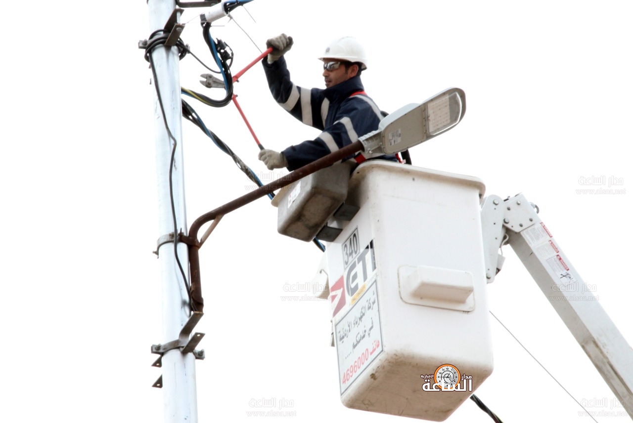 عبث اطفال بطائرة ورقية سبب انقطاع