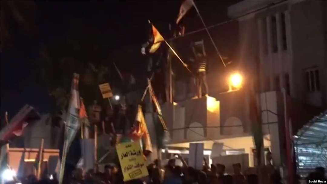 العراق.. متظاهرون يقتحمون مقر السفارة البحرينية