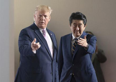 لقطة محرجة لترامب وآبي (فيديو)