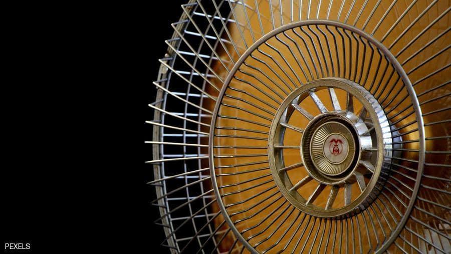 ضرر النوم أمام المروحة