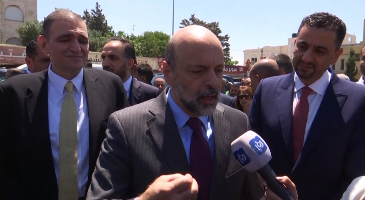 الرزاز للأردنيين: بكفي أقساط للسيارات واستخدموا